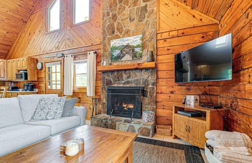 Semora Cabina | Hyco Lake Escape w/ Deck & Dock: Families Welcome!