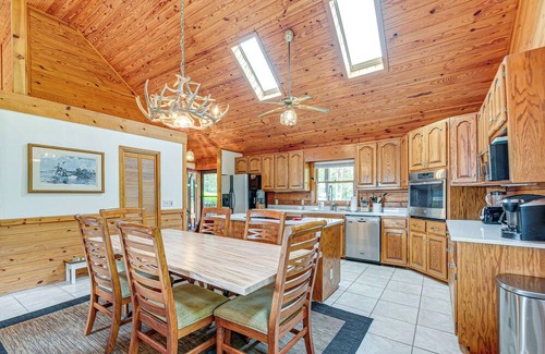 Semora Cabina | Hyco Lake Escape w/ Deck & Dock: Families Welcome!