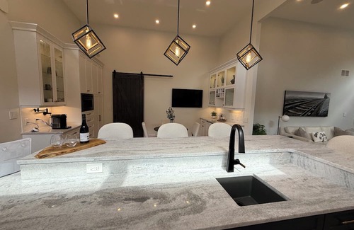 Township of Woolwich Casa | Charming Executive Bungalow with Hot Tub, close to St. Jacobs