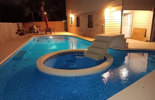 McAllen Casa | Large House in Peaceful McAllen. Large Pool, 10th/Trenton. Perfect Location