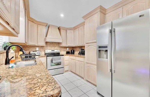 McAllen Casa | Large House in Peaceful McAllen. Large Pool, 10th/Trenton. Perfect Location
