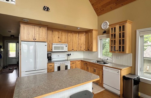 Division No. 8 Cabina | Spacious four season lake front Cabin on Gull Lake