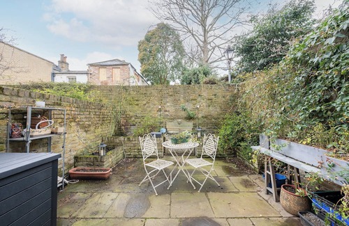 Churchill Cabaña | Cosy city retreat in Belgravia. Pet-Friendly!
