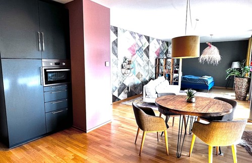 Zentrum Apartamento | Holiday Home 'Am Schloßteich' with Private Terrace and Wi-Fi