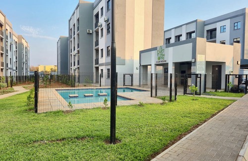 Gaborone Apartamento | Zenith Retreat - Modern, Secure 2BR w/Pool