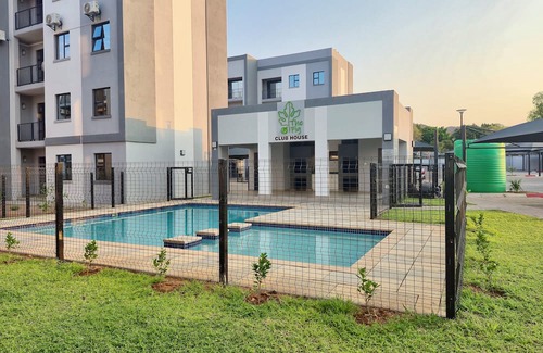 Gaborone Apartamento | Zenith Retreat - Modern, Secure 2BR w/Pool