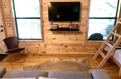Mason Cabina | Spacious Texas Hill Country Cabin Ideal for Weekend Getaways from Austin