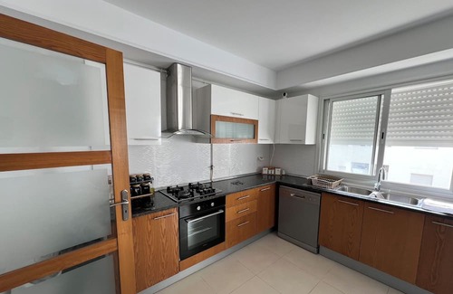 Bou Mhel el-Bassatine Apartamento | Cool 2-bedroom apartment with AC in Bou Mhel el-Bassatine