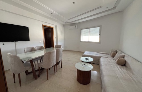 Bou Mhel el-Bassatine Apartamento | Cool 2-bedroom apartment with AC in Bou Mhel el-Bassatine