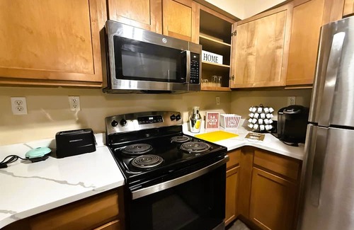 Burns Park Apartamento | * NEW * 4BR Retreat | Heart of Campus w/ Parking
