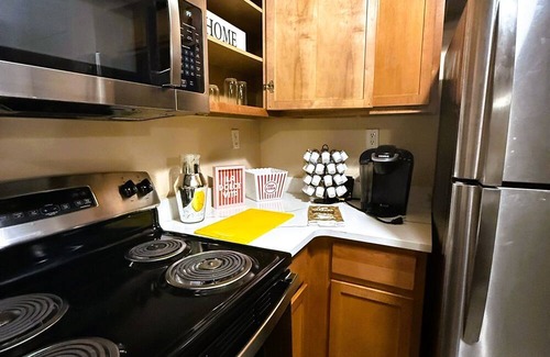Burns Park Apartamento | * NEW * 4BR Retreat | Heart of Campus w/ Parking