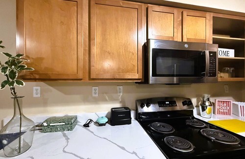 Burns Park Apartamento | * NEW * 4BR Retreat | Heart of Campus w/ Parking