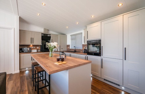 Totnes Cabina | Stylish 3-Bed Lodge with Golf & Spa Access