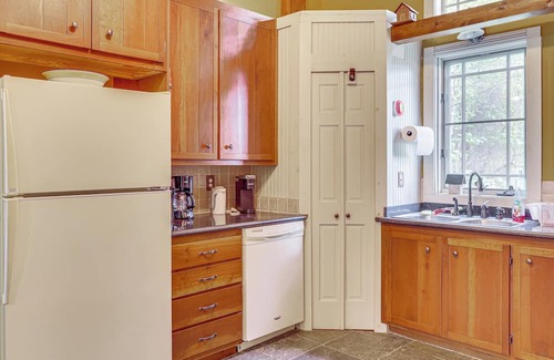 Paris Cabaña | Cottage By the Pond: Serene Northeast Ohio Retreat