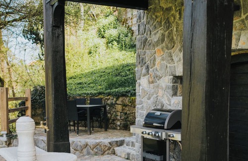 Zagradec Cabaña | Cozy 2-Bedroom Countryside Cottage by the River, Just Outside Ljubljana