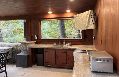 Floyd Casa | New! Stone Haven Cottage by Buffalo Mountain Getaway