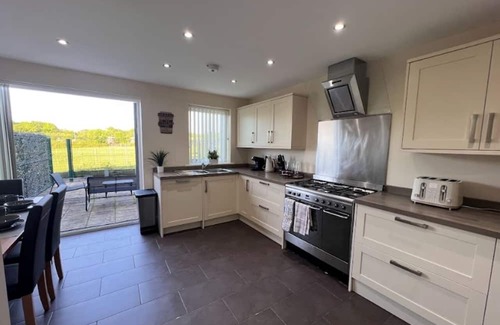 Leicester Casa | Leicester LE3 Stay Free Parking Quiet Area