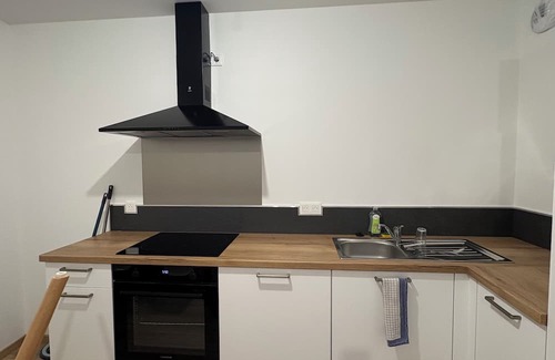 Saintes Cama Y Desayuno | Room with bathroom and toilet in shared apartment, kitchen