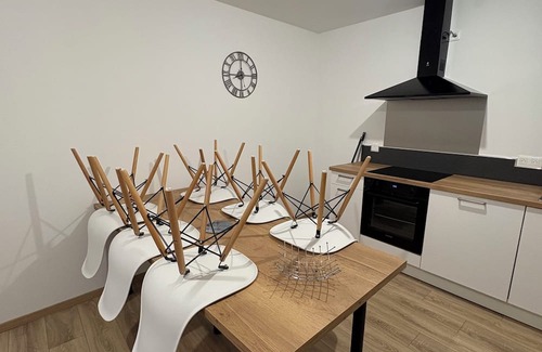 Saintes Cama Y Desayuno | Room with bathroom and toilet in shared apartment, kitchen