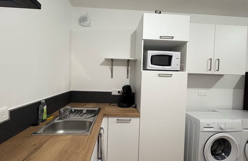 Saintes Cama Y Desayuno | Room with bathroom and toilet in shared apartment, kitchen