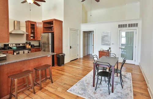 Monroe Apartamento | Lookout Loft over the Monroe Square