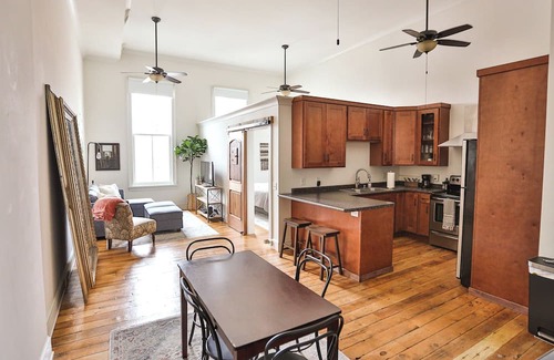 Monroe Apartamento | Lookout Loft over the Monroe Square