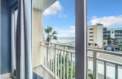 Rogers Seabreeze Apartamento | Charming apartment in serene Daytona Beach with AC