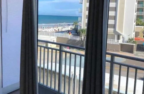 Rogers Seabreeze Apartamento | Charming apartment in serene Daytona Beach with AC