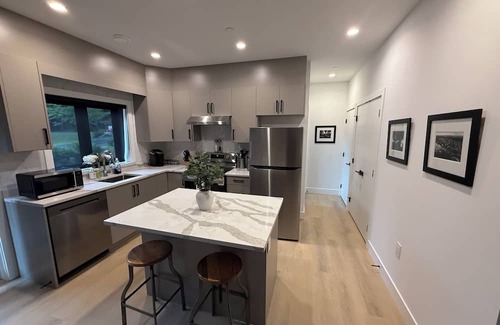 West Vancouver Casa | Modern 2BR Coach House, West Van- New Construction