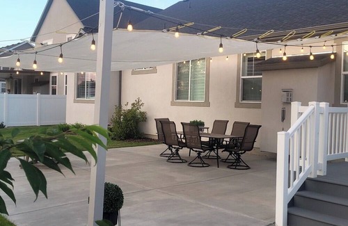 West Haven Casa | Farmhouse 4-bedroom 4-bath in West Haven