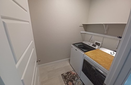 West Haven Casa | Farmhouse 4-bedroom 4-bath in West Haven