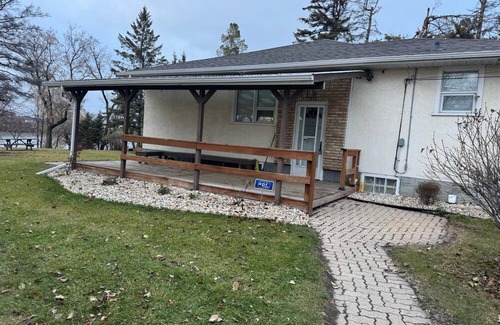 West St. Paul Casa | House with a River Back Location