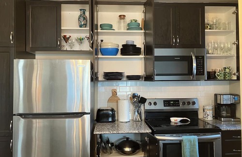 Ottawa Division Apartamento | Elegant 2 bdrm Home w/King Bed & free parking