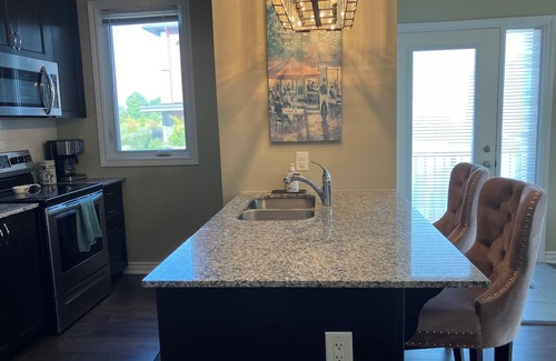 Ottawa Division Apartamento | Elegant 2 bdrm Home w/King Bed & free parking