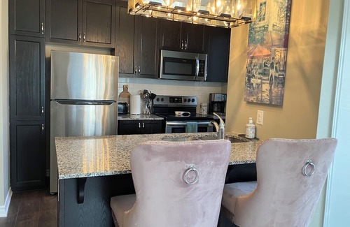 Ottawa Division Apartamento | Elegant 2 bdrm Home w/King Bed & free parking
