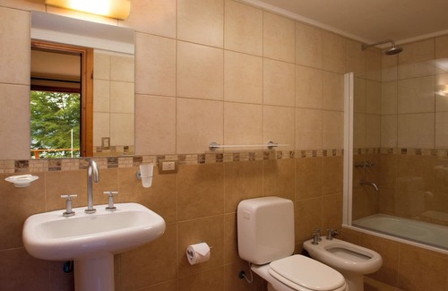 Barrio Correntoso Cama Y Desayuno | Tremendous 8-bedroom bed & breakfast in Villa La Angostura. Vistas al lago.