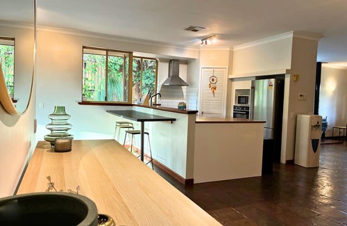 Heathridge Casa | Sun Soaked House close to Joondalup City and Beach