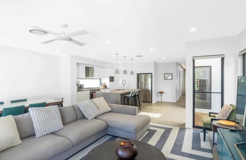 Helensvale Casa | Waterfront Wonder - Pool, Views & Luxury Stay