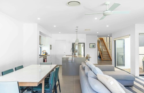 Helensvale Casa | Waterfront Wonder - Pool, Views & Luxury Stay
