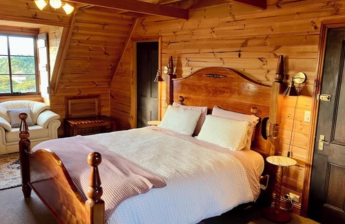 Zeehan Cabina | SeaHen Lodge - rustic farmhouse charm with amazing mountain views