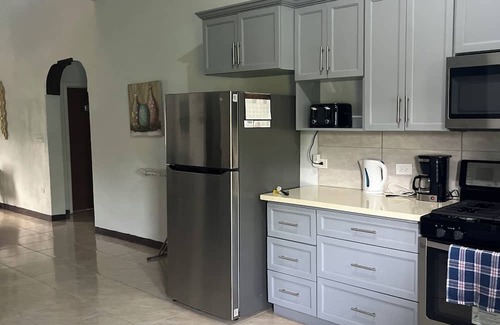 Basseterre Apartamento | Spacious 4-bedroom apartment in adorable Historical Sandy Point with AC