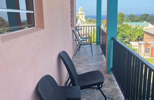 Basseterre Apartamento | Spacious 4-bedroom apartment in adorable Historical Sandy Point with AC