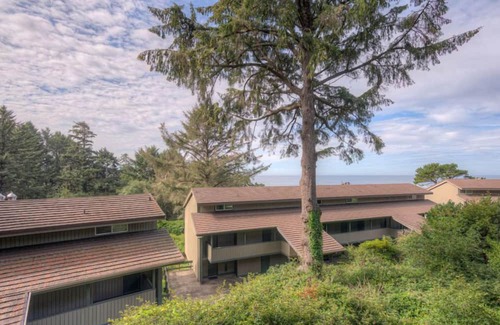 Otter Rock Apartamento | Forest-View Room with 2 Queen Beds + Kitchenette