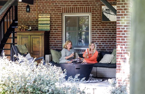 Wilbertoord Casa | Cozy cottage, view of horse pasture, large garden, pet friendly.