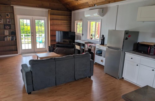 Alert Bay Cabaña | Cliff Haven on the Bay - Ocean, Bay, & Mountain View, 1 bdrm Cottage