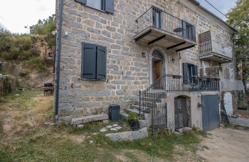 Bastelica Apartamento | Room 'Ghjinestra' with Wi-Fi and Air Conditioning
