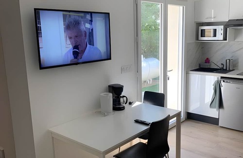Hanvec Apartamento | Studio Apartment '4' with Private Terrace, Shared Garden and Wi-Fi