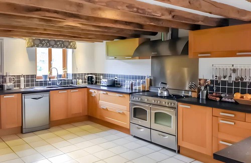 Janaillat Casa | Holiday Home 'La Grande Maison De Janaillat' with Private Terrace, Private Garden and Wi-Fi