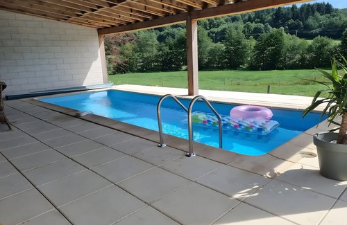 Janaillat Casa | Holiday Home 'La Grande Maison De Janaillat' with Private Terrace, Private Garden and Wi-Fi