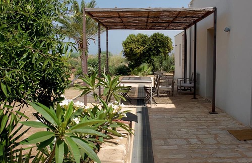 Cava dʼAliga Villa | A house on the bay of Cava d'Aliga, for a break between the sea and the hinterland.